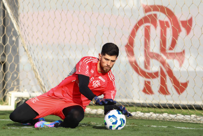 Rossi participa de treino do Flamengo após sofrer ataque a tiros em tentativa de assalto