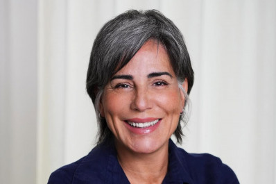 Gloria Pires impressiona ao aparecer treinando musculação