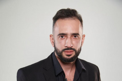 Estilista critica celebridades que ignoram moda nacional após ascensão na carreira