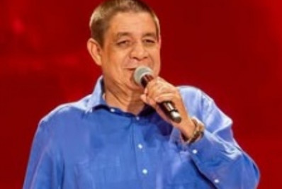 Zeca Pagodinho chama atenção por simpatia após ganhar cerveja de fã