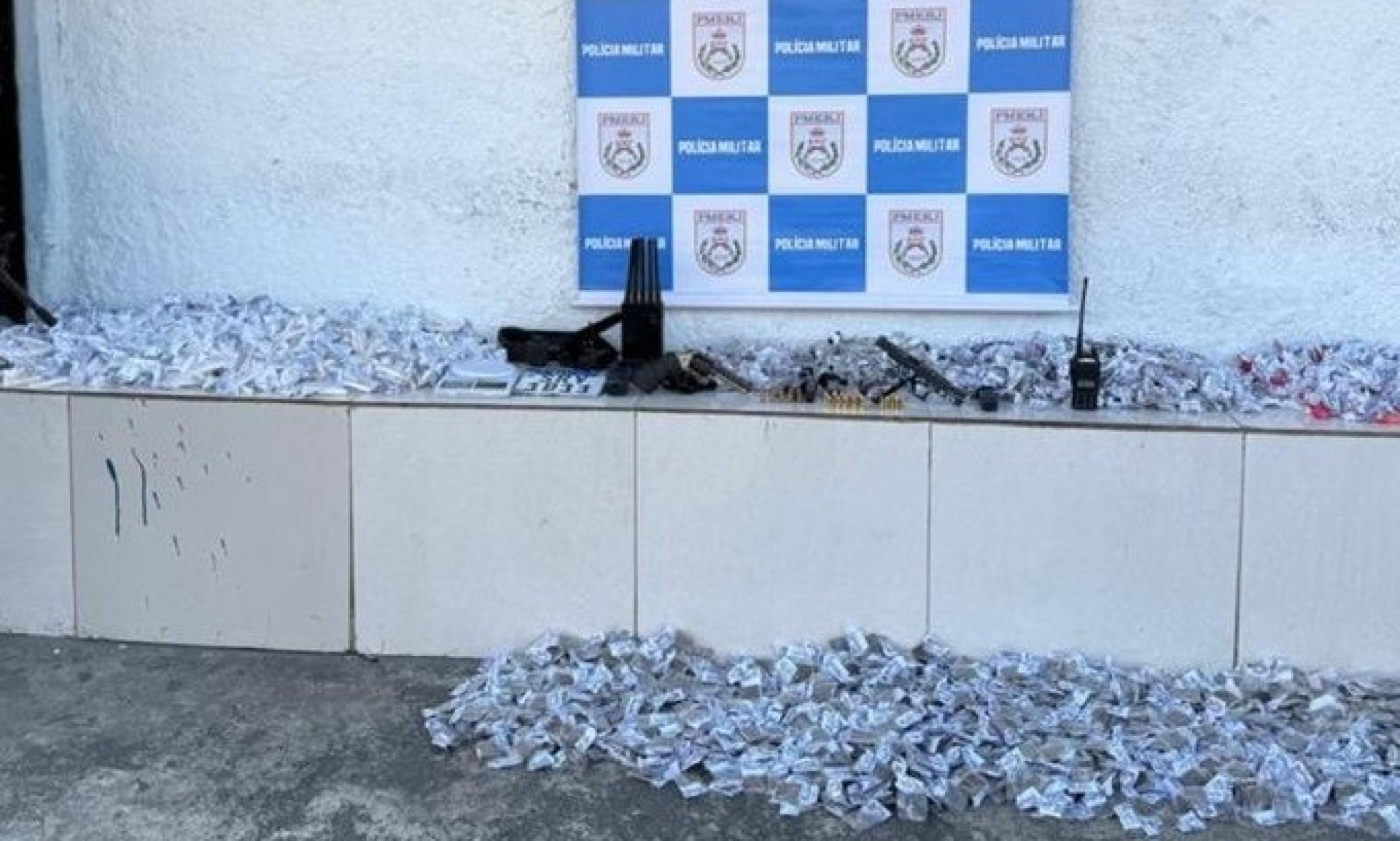 Na opera&ccedil;&atilde;o, a Pol&iacute;cia encontrou uma grande quantidade de drogas e armas - Divulga&ccedil;&atilde;o / PMERJ