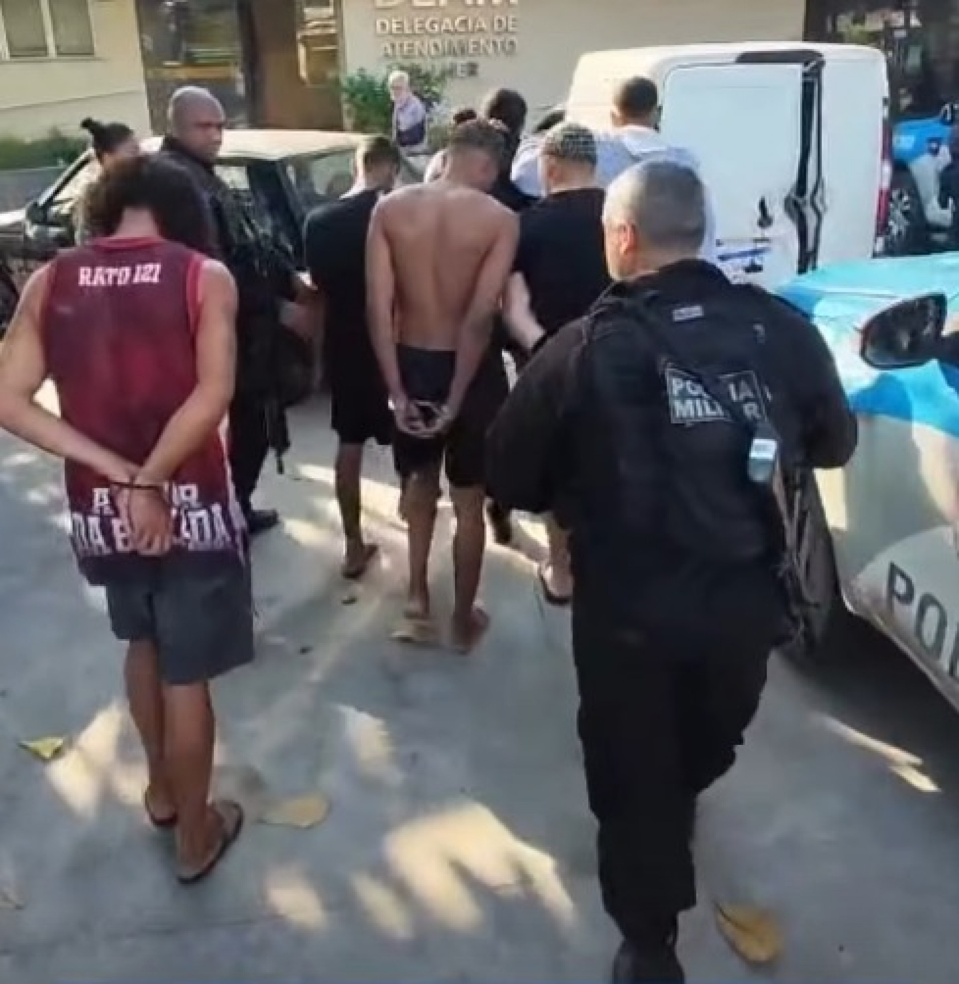 A Pol&iacute;cia Militar prendeu oito suspeitos na opera&ccedil;&atilde;o no Complexo do Castelar - Reprodu&ccedil;&atilde;o / PMERJ