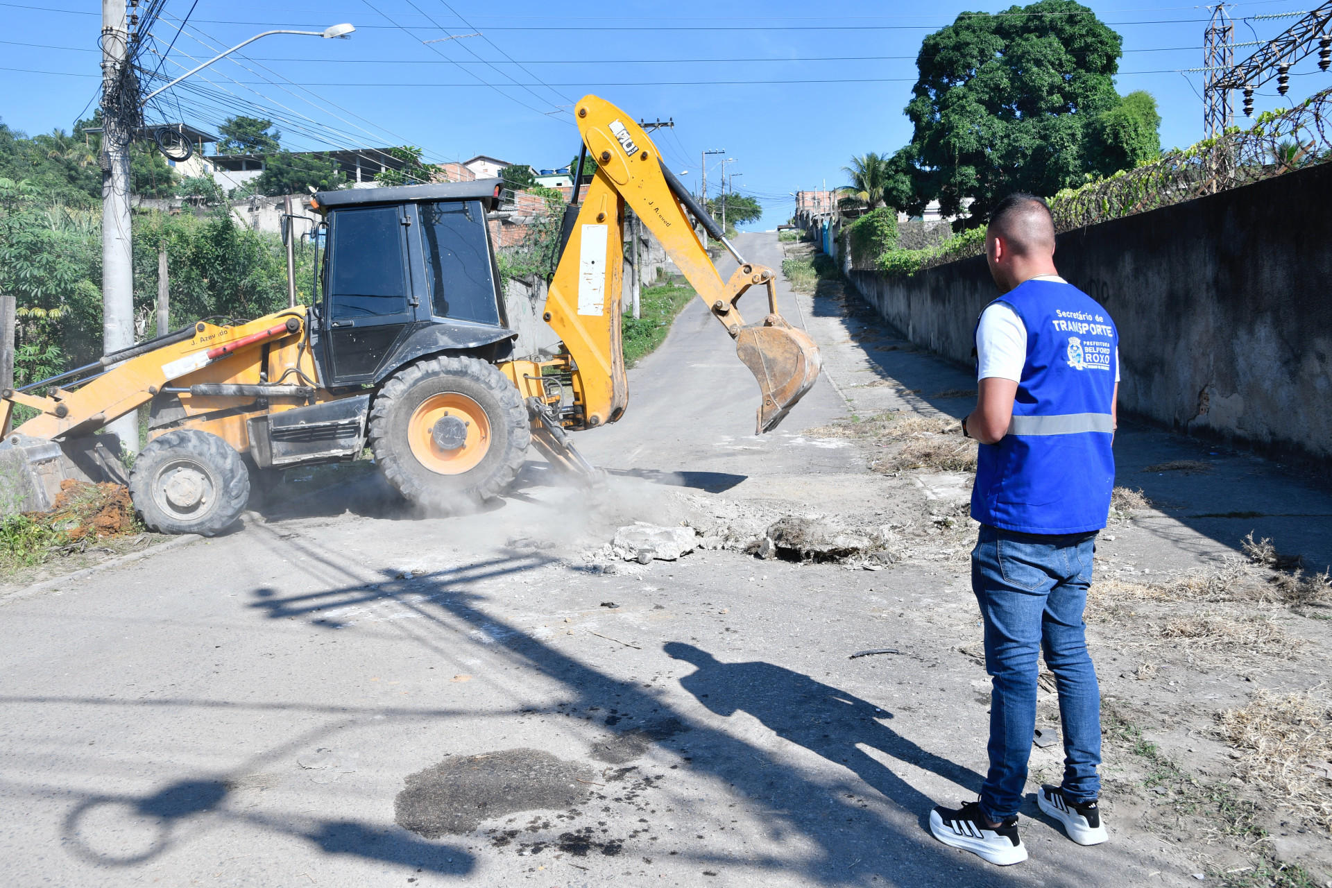 O secretário de Transportes de Belford Roxo, Luiz Brito, acompanhou e apoio a operação de retirada das barricadas no Castelar - Divulgação / PMBR