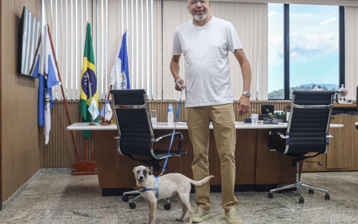 O prefeito Márcio Canella em seu gabinete com o mascote Canellinha