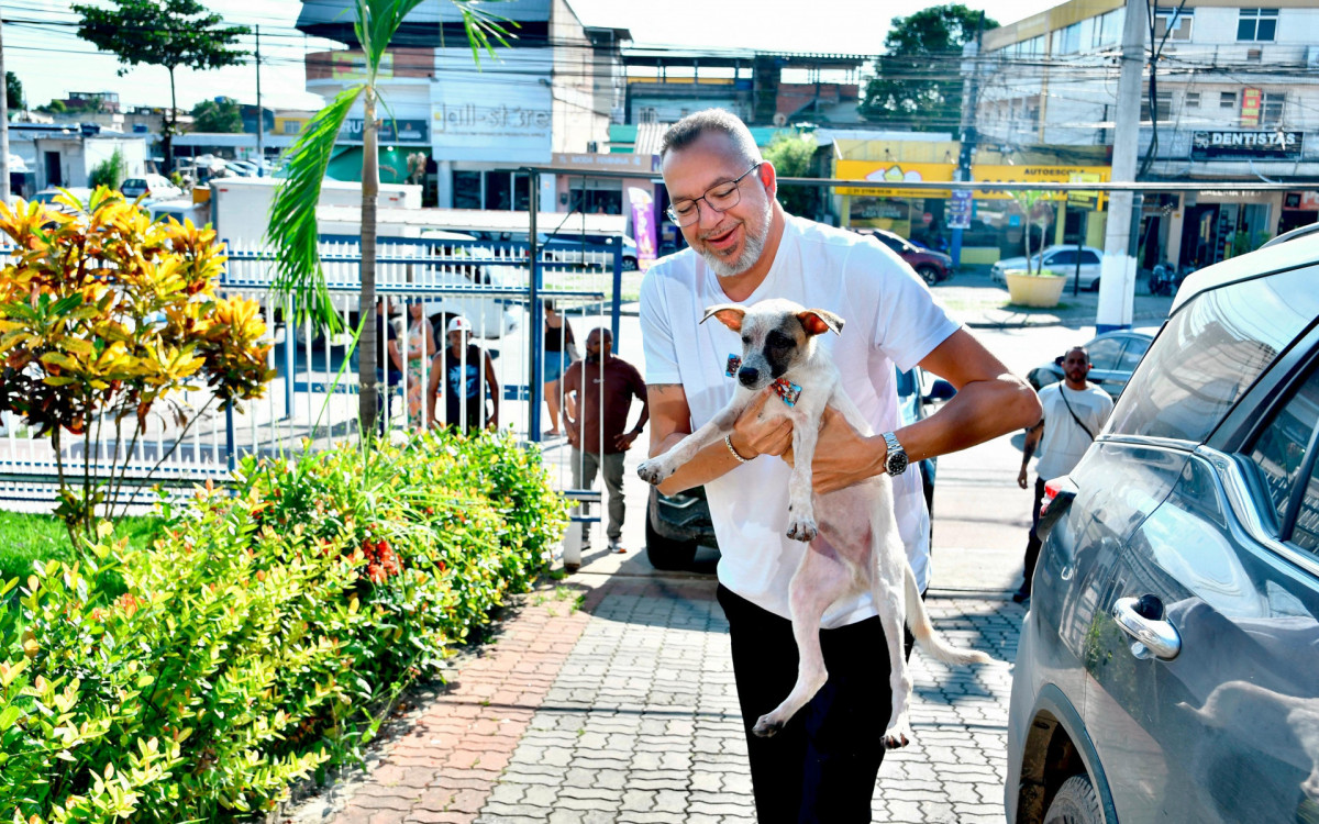 Márcio Canella resgatou o cachorro durante uma operação policial no bairro Santa Teresa