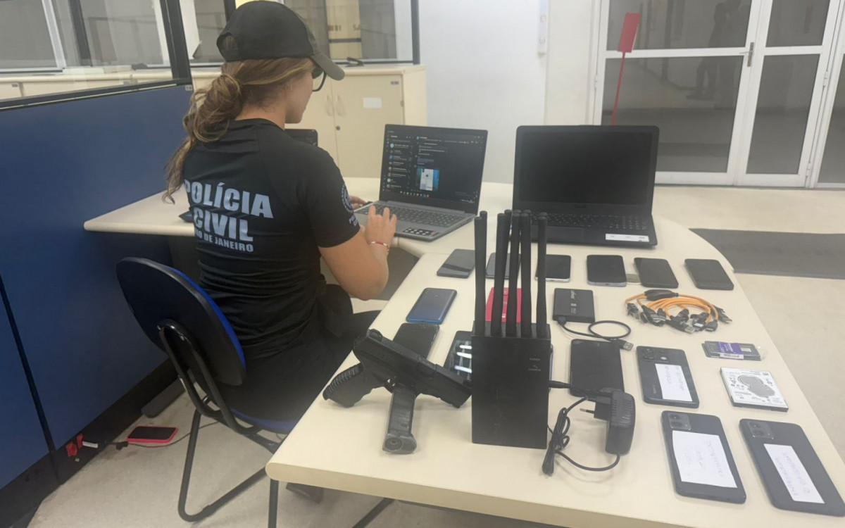 Pistola falsa, celulares e bloqueador de sinal foram apreendidos na a&ccedil;&atilde;o