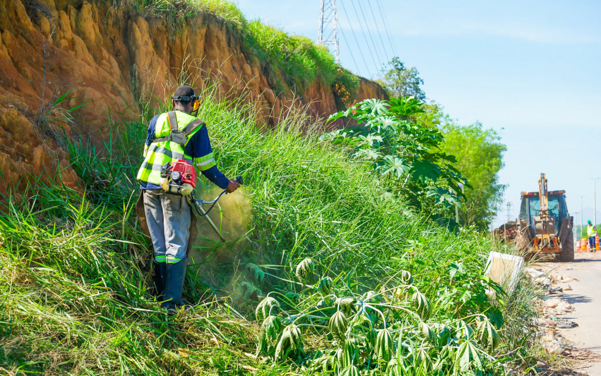 O DER-RJ também realizou a capina no entorno da pista, especialmente em pontos de parada de ônibus