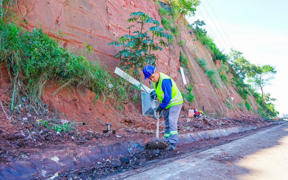 Mutirão de limpeza na Via Light em São João de Meriti remove lixo e aumenta segurança