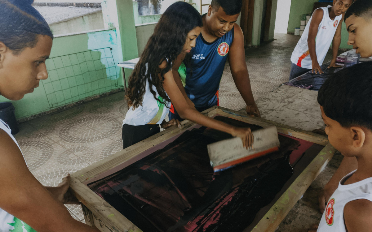 O objetivo era aprender como confeccionar uma roupa de bate-bola, fantasia muito popular entre moradores da periferia da região metropolitana do Rio