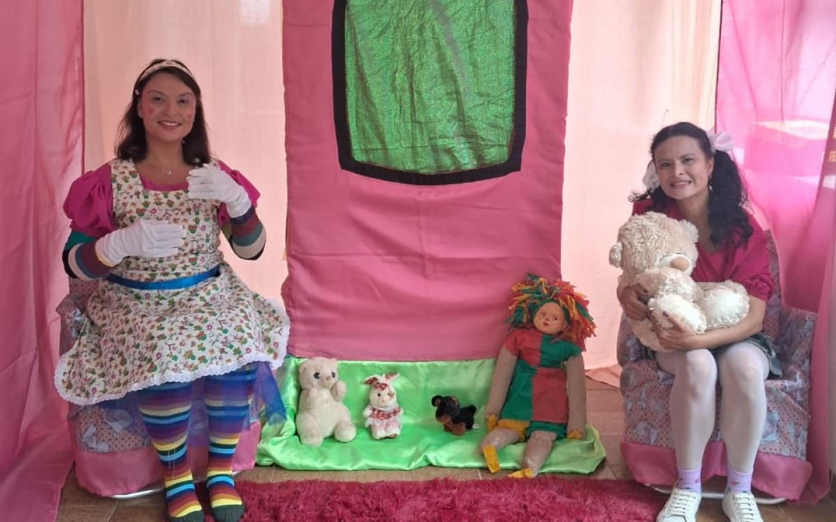 A narrativa gira em torno das personagens Boneca Lili, interpretada pela atriz Alice D Moura, e Menina Yasmim, vivida por Flávia Suzana