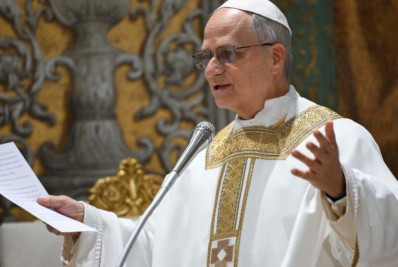 Leão XIV tira selfie com fiéis e dá autógrafo: 'Preciso treinar a nova assinatura'