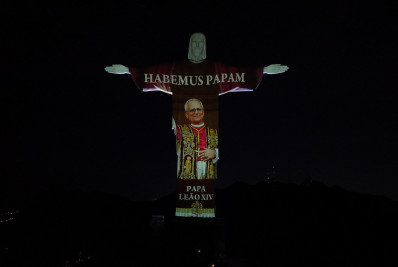 Cristo Redentor celebra escolha do novo papa com projeção em homenagem a Leão XIV