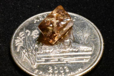 Homem encontra diamante após confundi-lo com embalagem de doce; Veja fotos