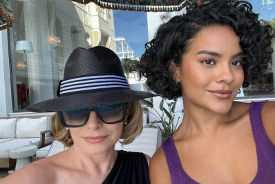 Bella Campos posta foto ao lado de Debora Bloch e web reage