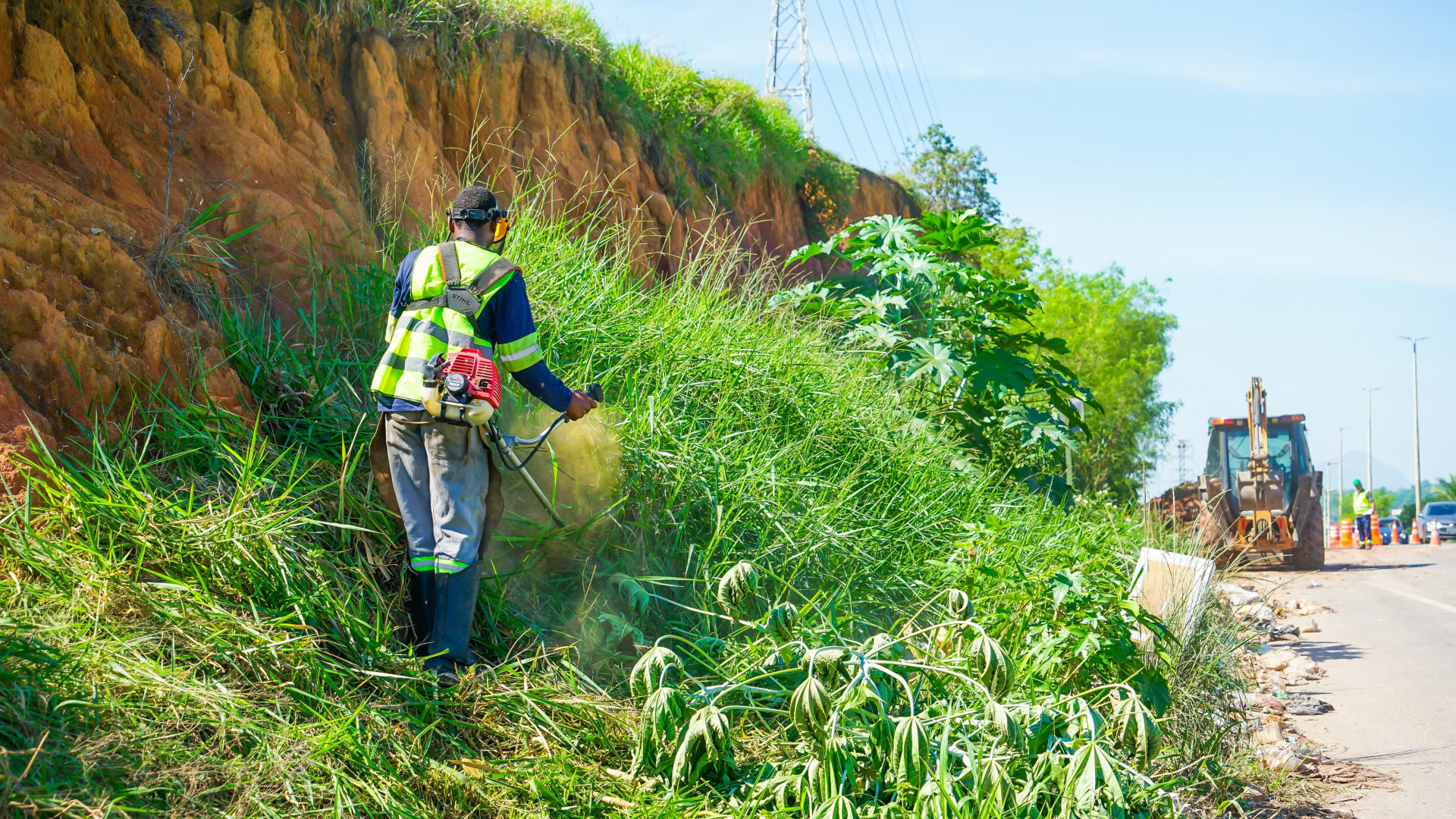 O DER-RJ tamb&eacute;m realizou a capina no entorno da pista, especialmente em pontos de parada de &ocirc;nibus - Gilberto Rocha/ PMSJM