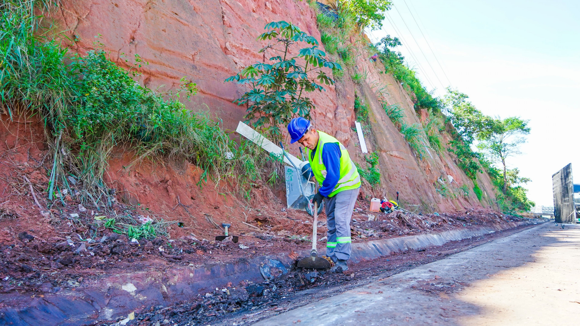 Mutir&atilde;o de limpeza na Via Light em S&atilde;o Jo&atilde;o de Meriti remove lixo e aumenta seguran&ccedil;a - Gilberto Rocha/ PMSJM