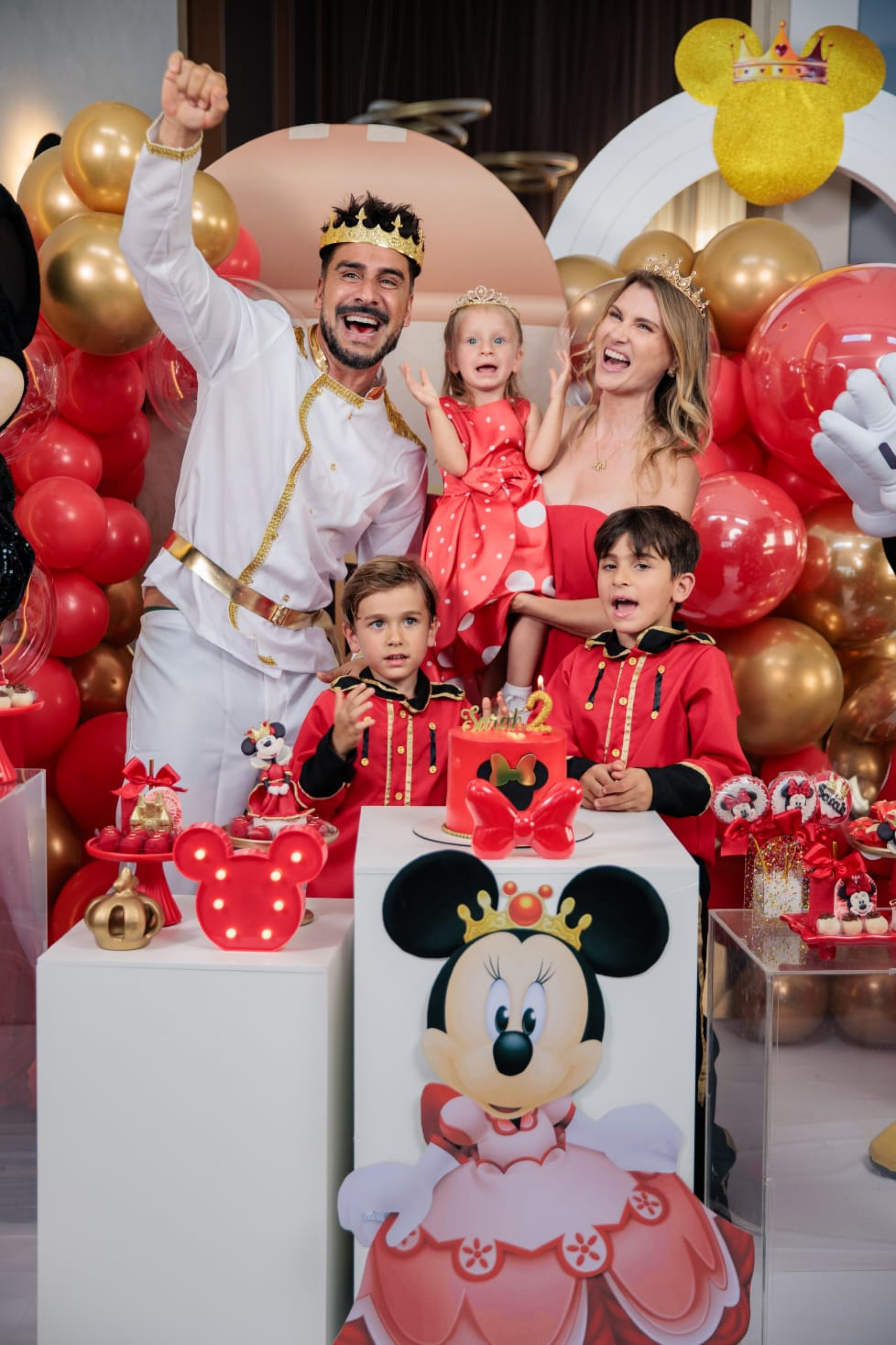 julio Rocha e Karoline Kleine com os três filhos na festa da caçula  - Divulgação/Guilherme Lima