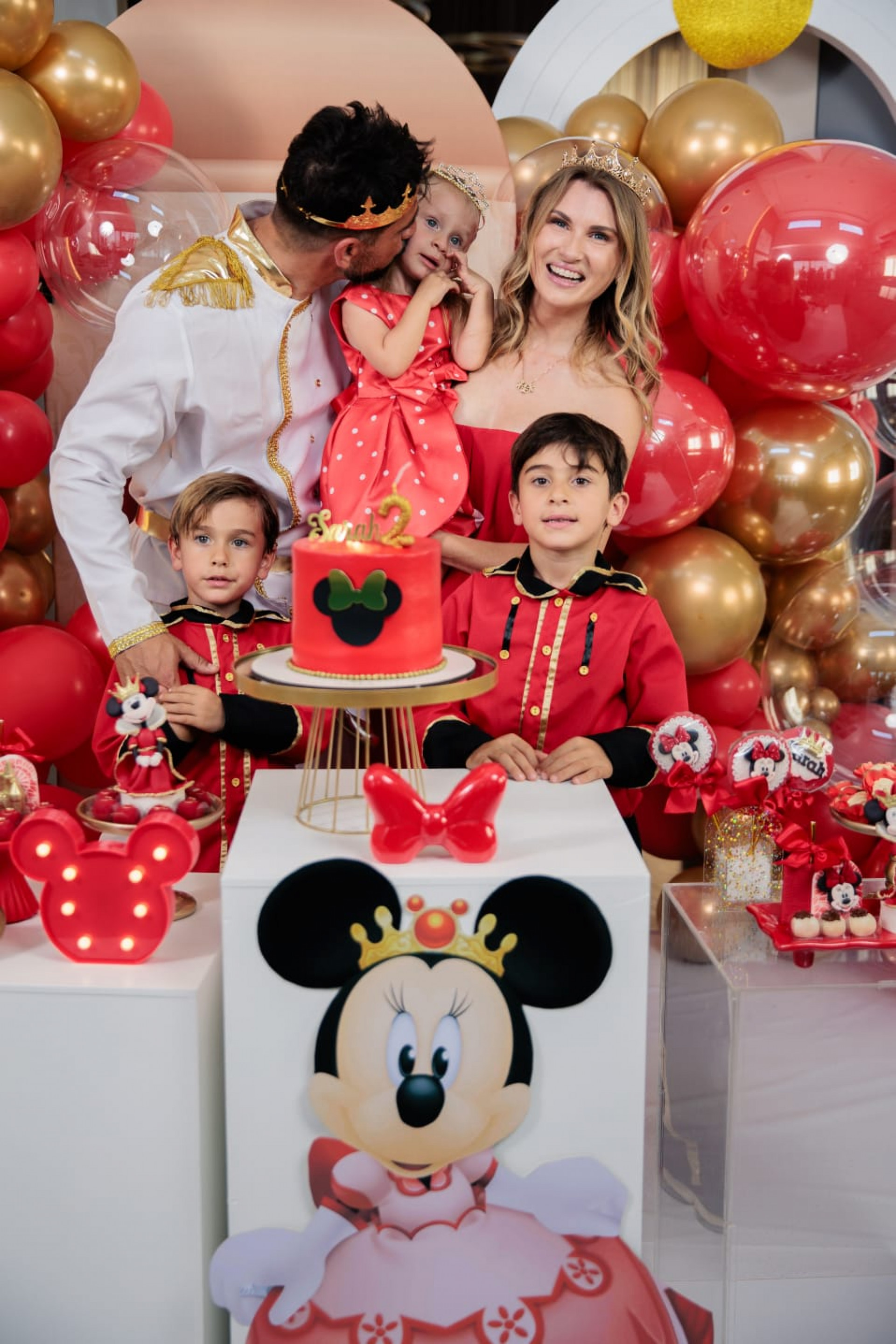 julio Rocha e Karoline Kleine com os três filhos na festa da caçula  - Divulgação/Guilherme Lima