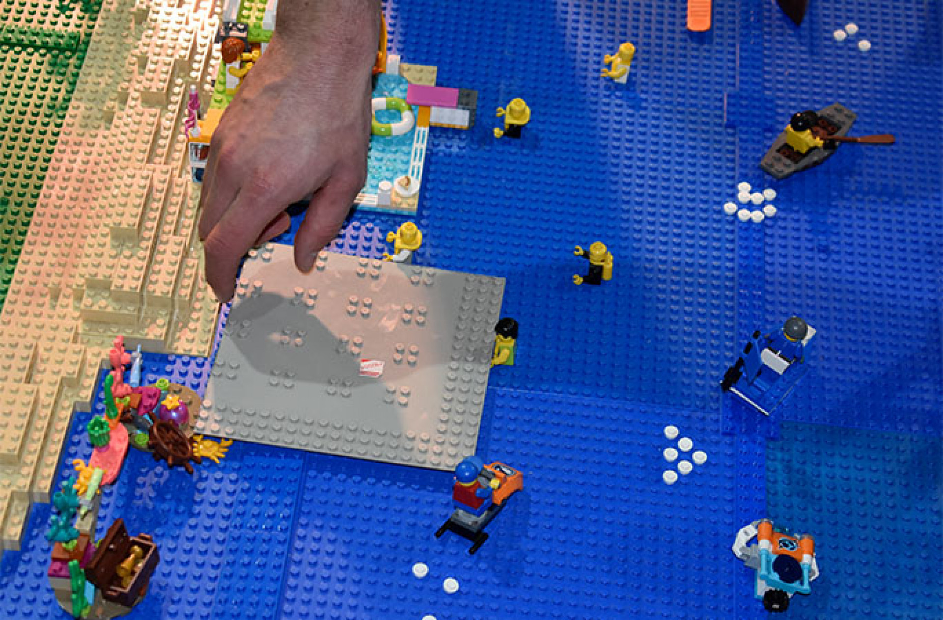 Equipe fez lago que abriga uma r&eacute;plica do famoso 'Monstro do Lago Ness' - Reprodu&ccedil;&atilde;o/Guinness Book