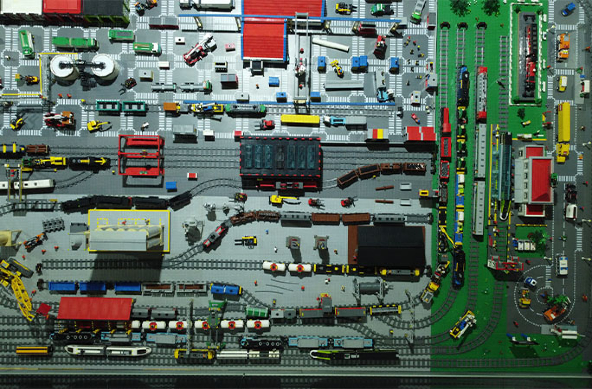 O grupo também construiu um aeroporto com as peças de Lego - Reprodução/Guinness Book