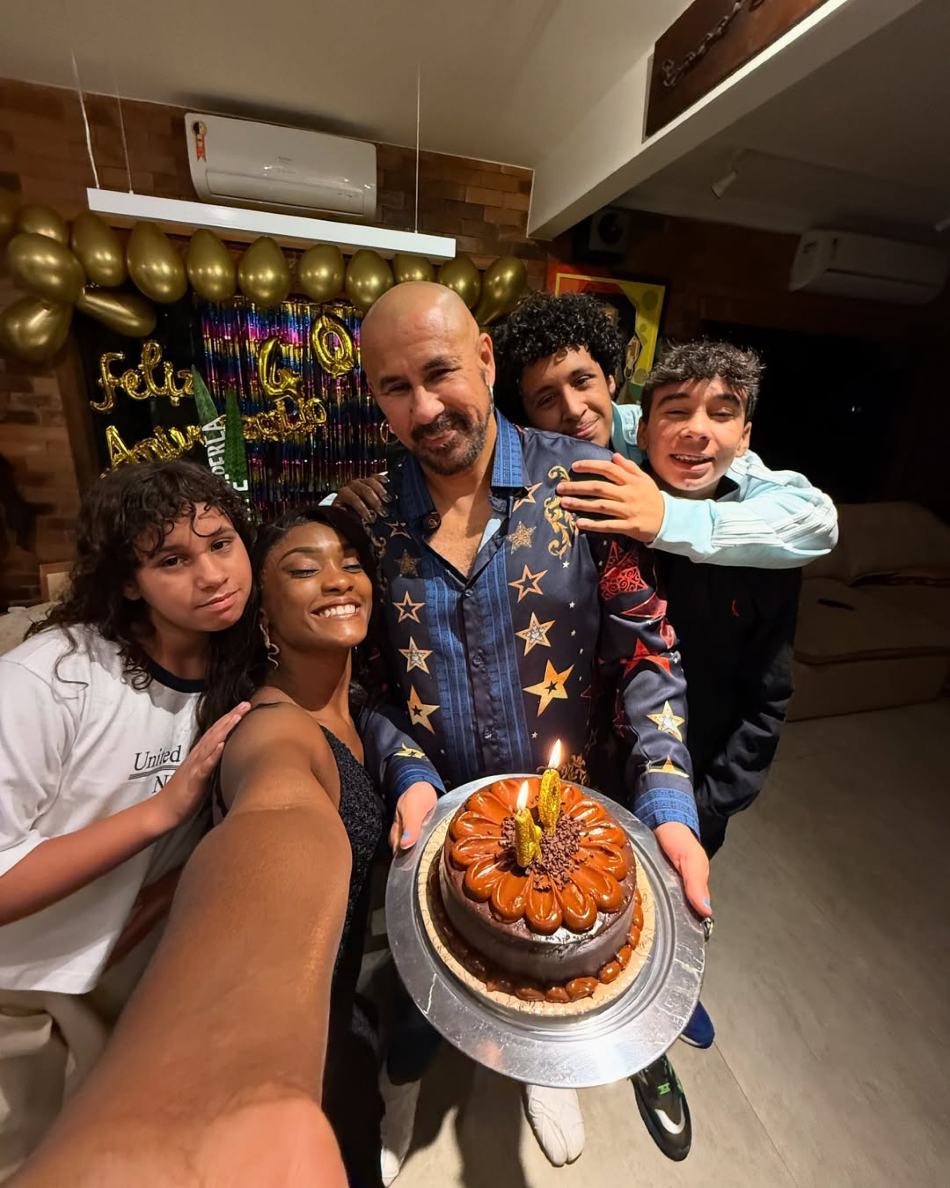Erika Januza completa 40 anos e ganha festa surpresa de aniversário  - Reprodução / Instagram 