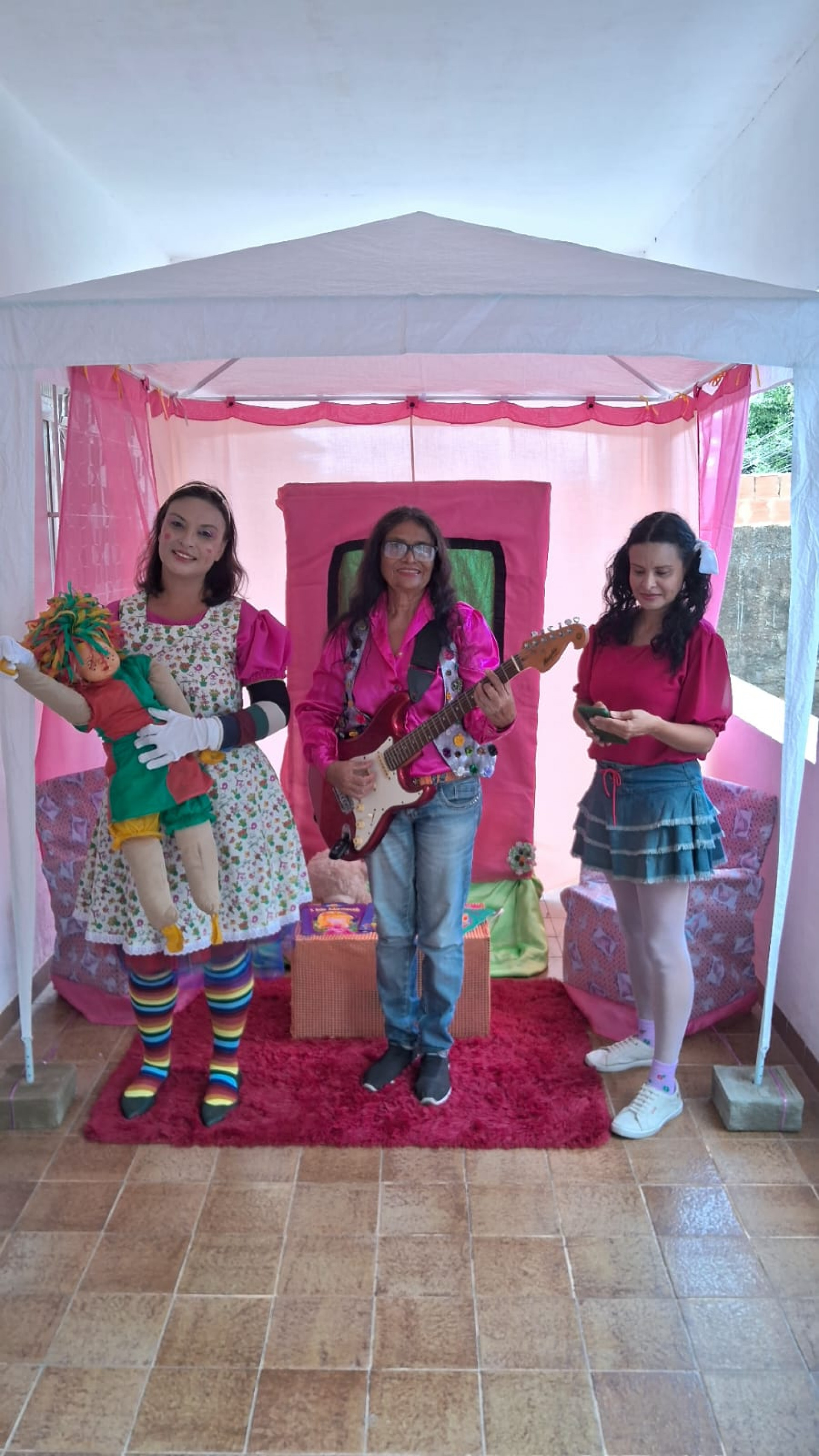 Ao mesmo tempo em que diverte, o espet&aacute;culo convida o p&uacute;blico a refletir sobre os impactos da tecnologia no desenvolvimento infantil e a import&acirc;ncia do tempo em fam&iacute;lia - Divulga&ccedil;&atilde;o