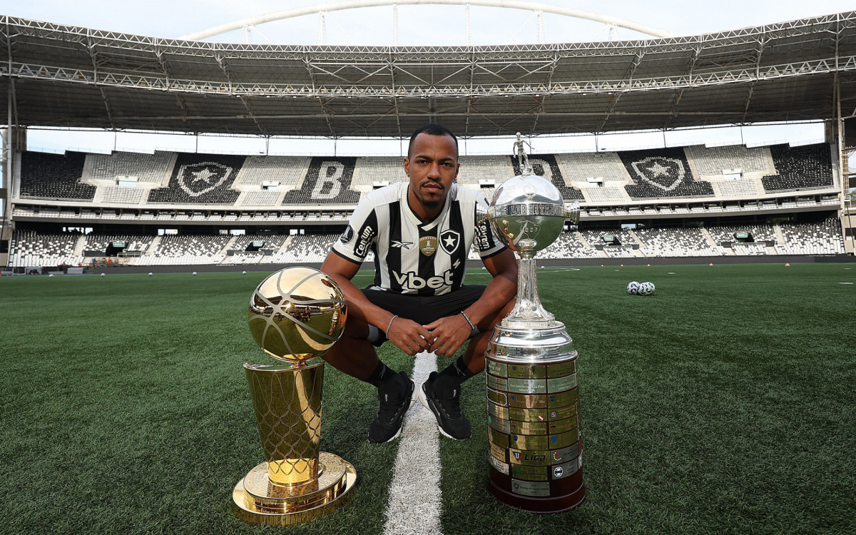Marlon Freitas com o Troféu Larry O?Brien e a taça da Libertadores