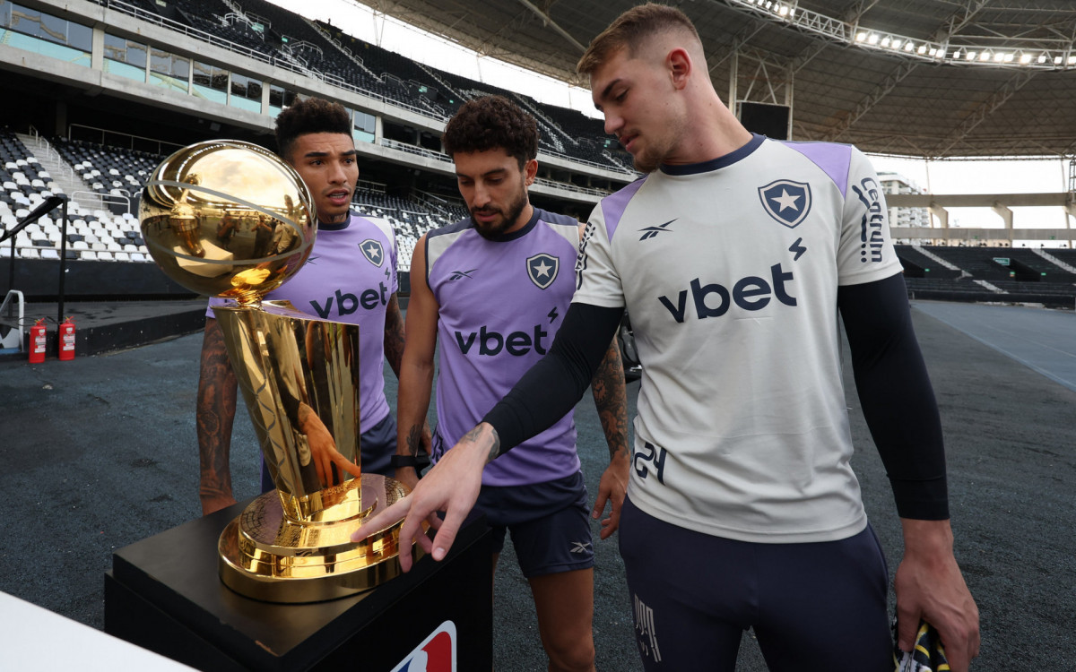 Jogadores do Botafogo admiram o Troféu Larry O\'Brien