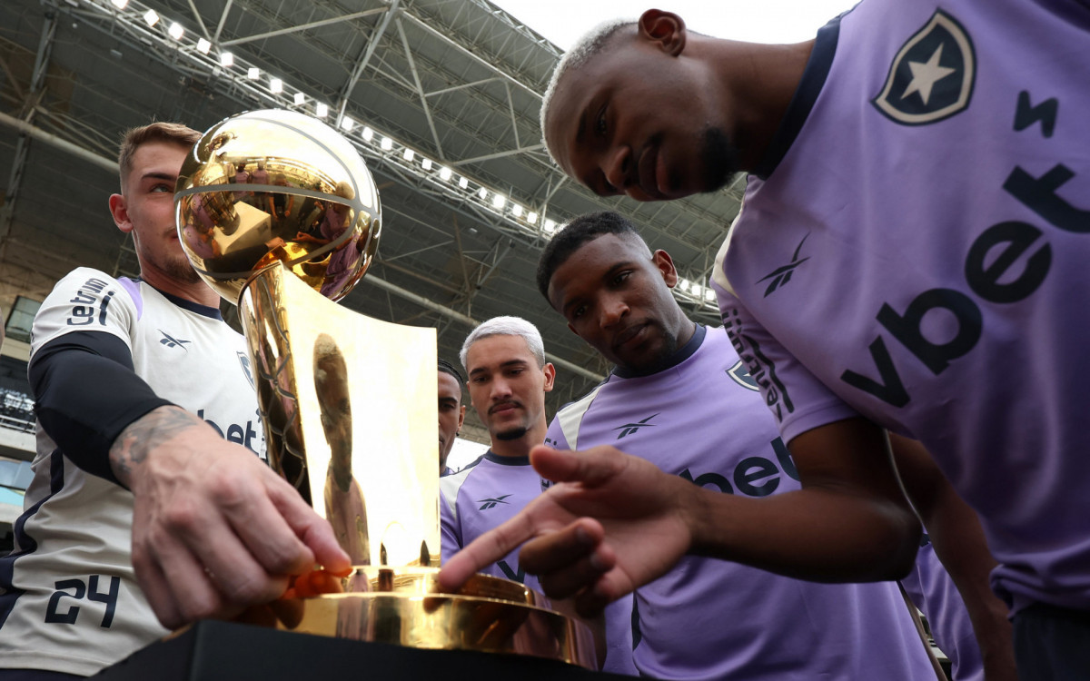 Jogadores do Botafogo admiram o Troféu Larry O\'Brien