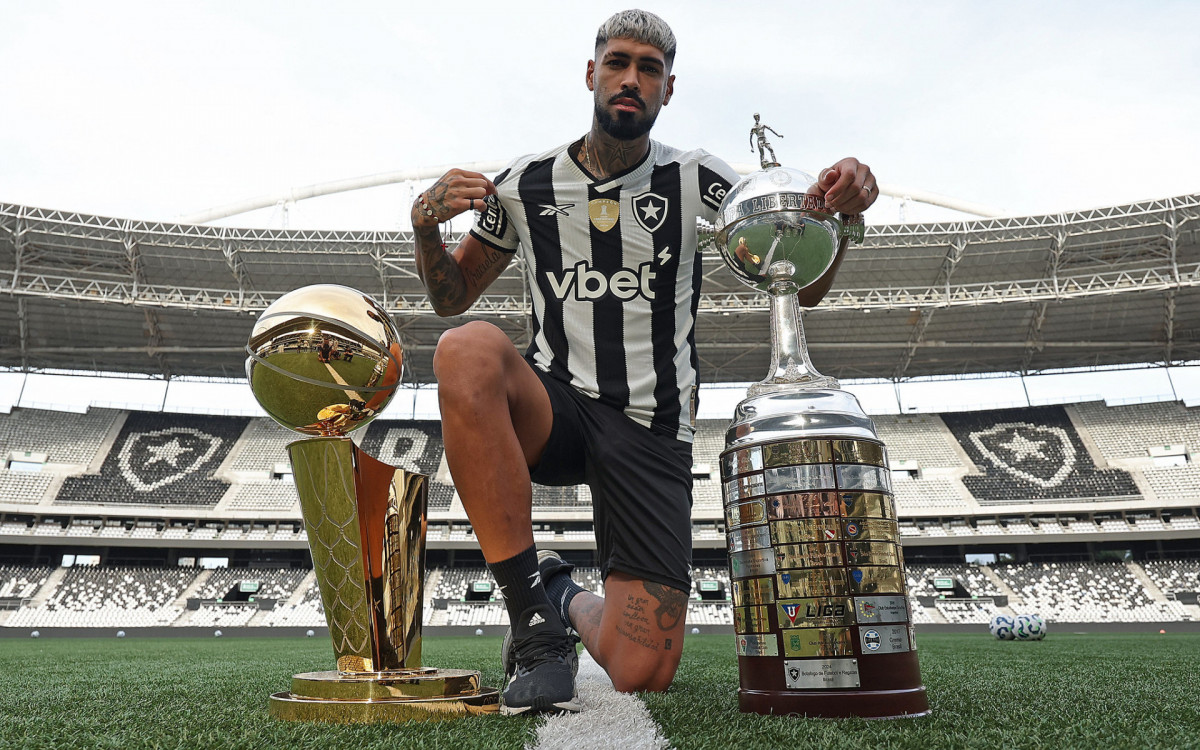 Alexander Barboza com o Troféu Larry O?Brien e a taça da Libertadores