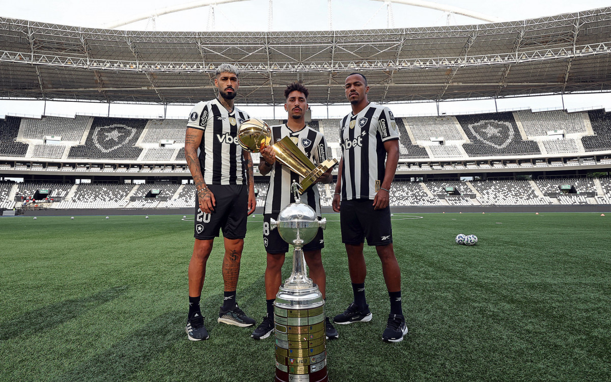 Barboza, Kauê e Marlon Freitas com o Troféu Larry O?Brien e a taça da Libertadores