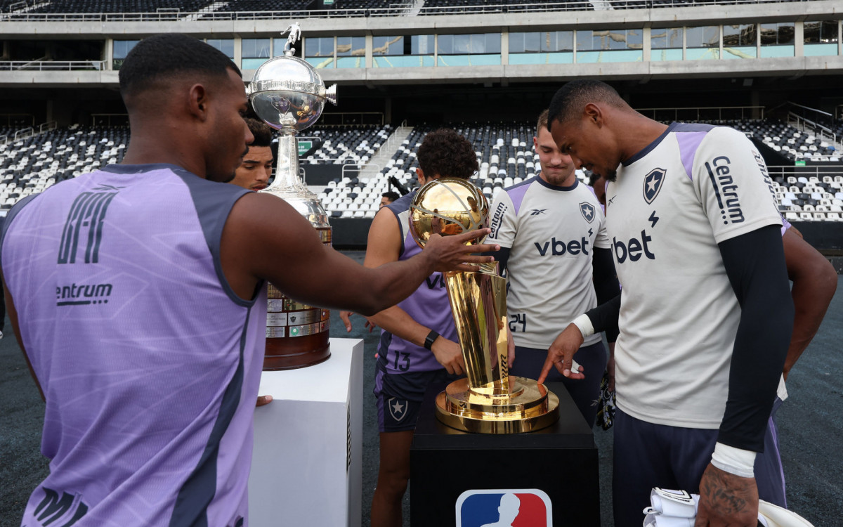 Jogadores do Botafogo tietam o Troféu Larry O?Brien
