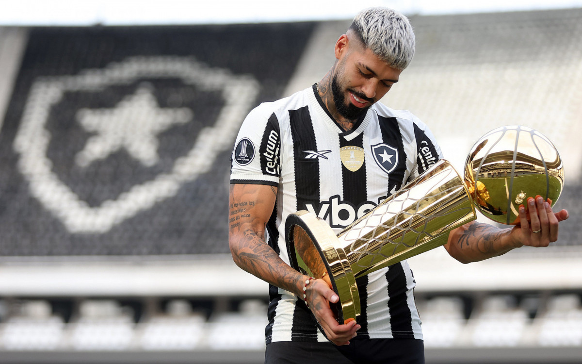 Alexander Barboza com o troféu Troféu Larry O\'Brien