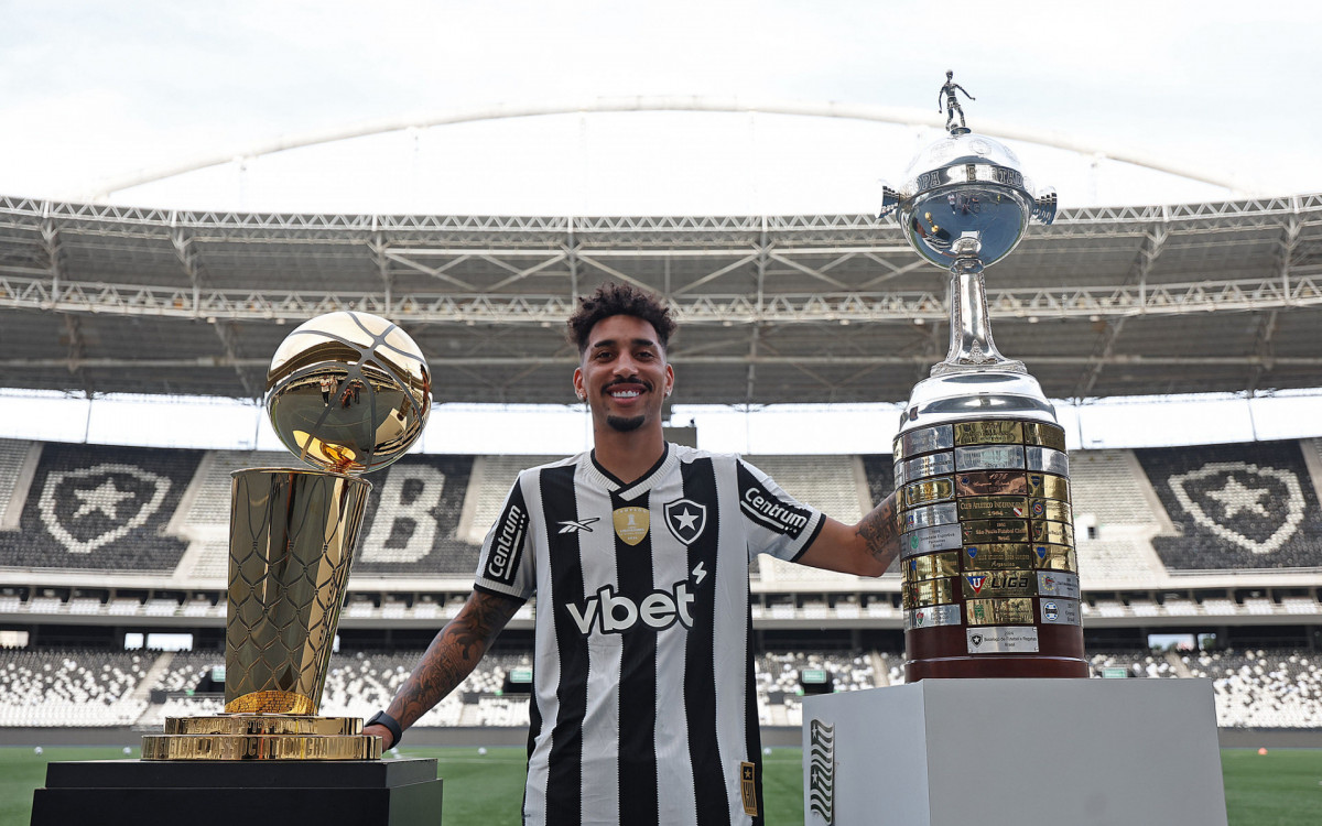 Kauê ao lado das taças