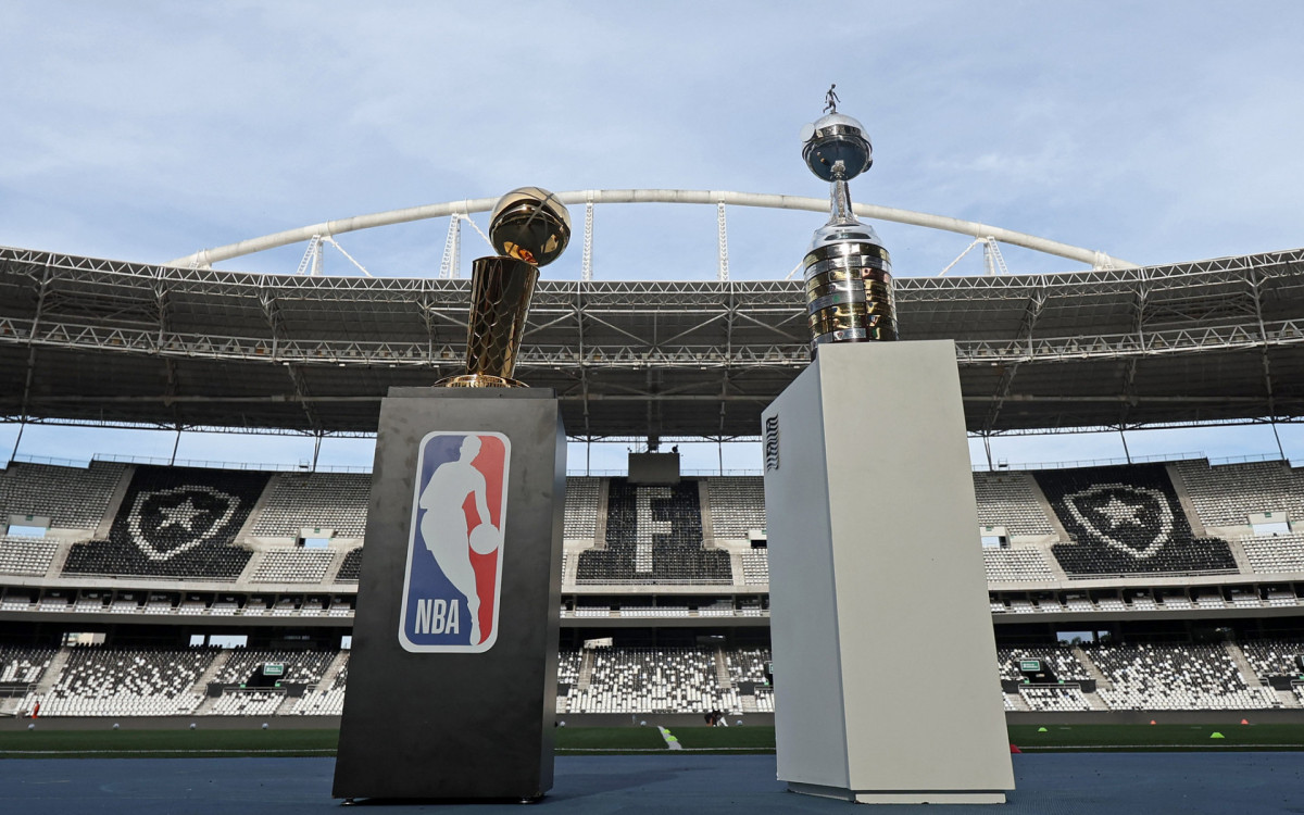 Troféu Larry O?Brien e a taça da Libertadores no Estádio Nilton Santos