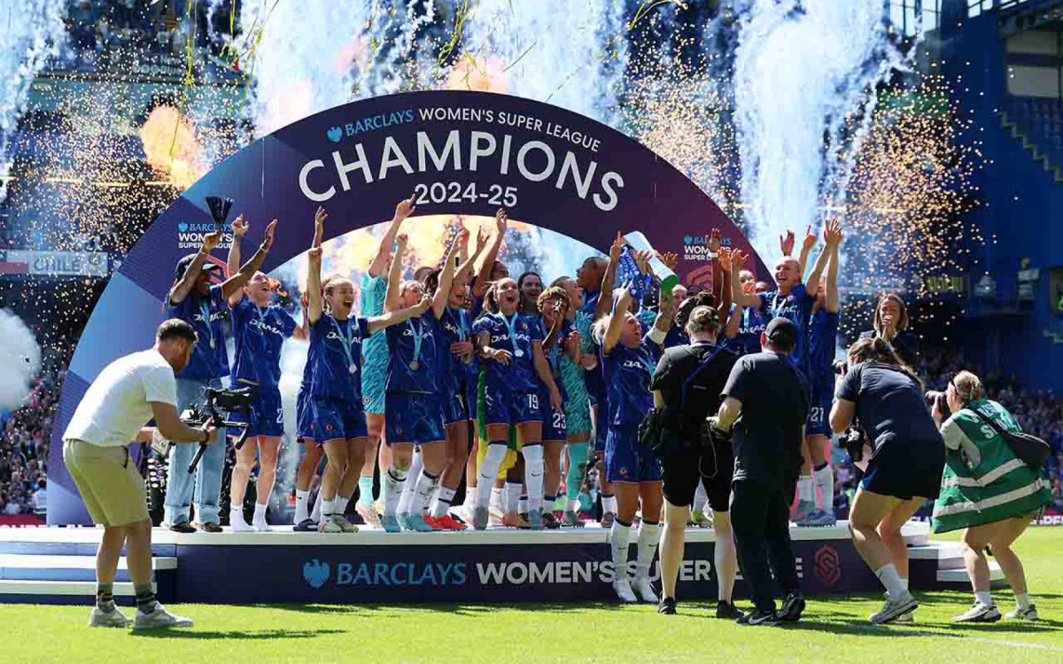 LONDON, ENGLAND - MAY 10: Millie Bright of Chelsea lifts the Barclays Women's Super League title trophy following the team's victory in the Barclays Women's Super League match between Chelsea FC and Liverpool FC at Stamford Bridge on May 10, 2025 in London, England.  (Photo by Tom Dulat/Getty Images)