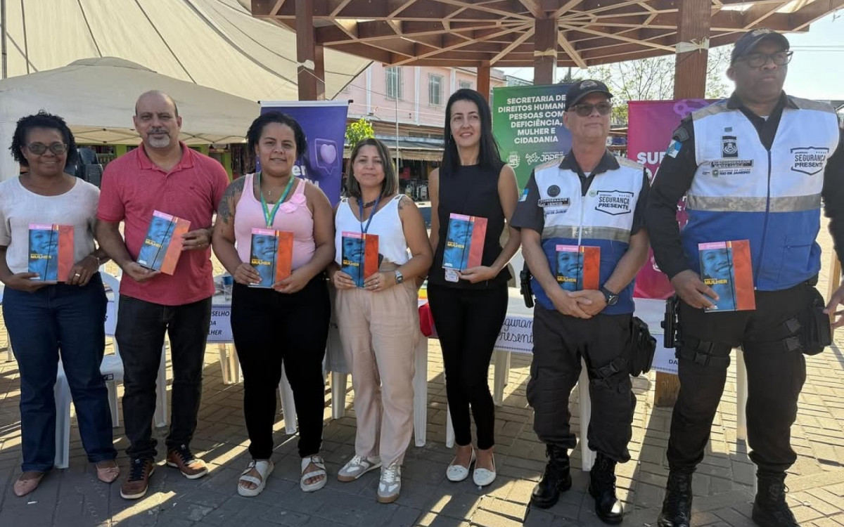 A Guarda Municipal e os agentes do Programa Segurança Presente também participaram da ação distribuíram materiais informativos sobre proteção e direitos das mulheres