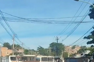 Ônibus é sequestrado e utilizado como barricada em Costa Barros