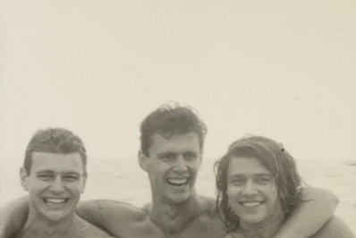 Supla exibe abdômen trincado em foto antiga com os irmãos e web reage