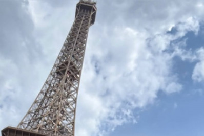 Xamã posa agarradinho com Sophie Charlotte em Paris