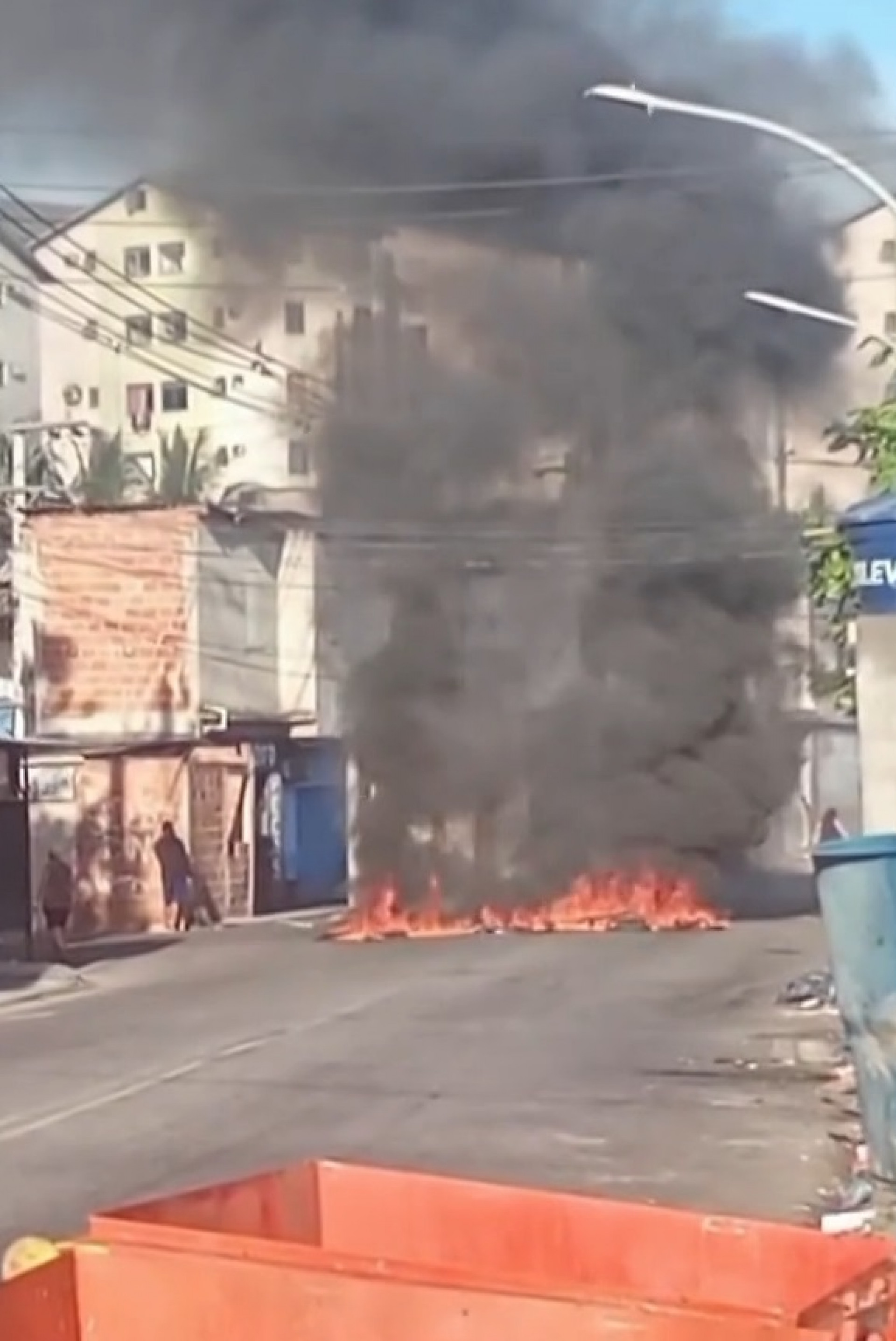 Criminosos atearam fogo em objetos em vias do bairro - Reprodução / TV Globo