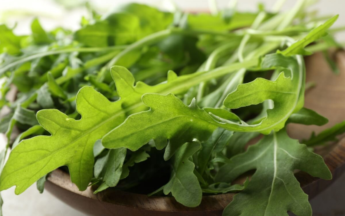 A r&uacute;cula &eacute; fonte de nutrientes essenciais para a sa&uacute;de do corpo (Imagem: New &Aacute;frica | Shutterstock) 