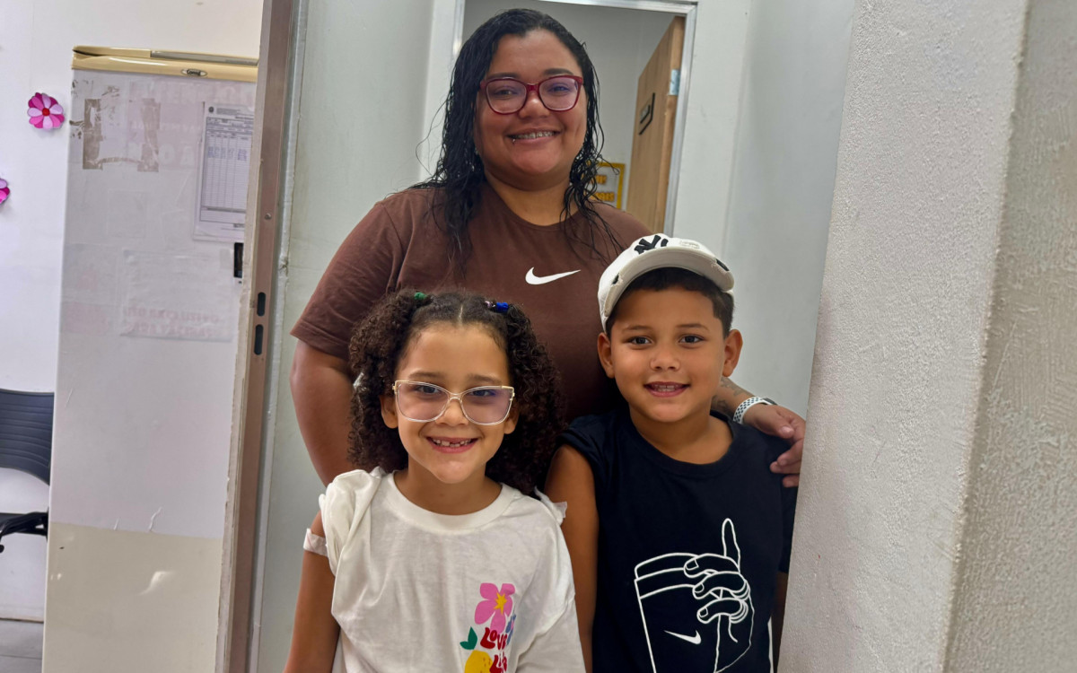 No Cemes, a moradora Camila Macedo levou as filhas, Yasmin (15) e Maísa (8), para tomarem as vacinas contra a Covid-19 e a gripe