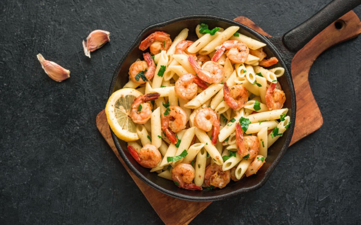 Penne com camar&atilde;o e lim&atilde;o (Imagem: Oksana Mizina | Shutterstock)