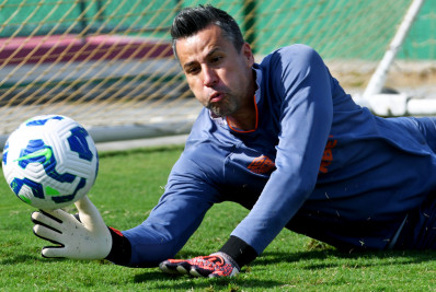 Ainda fundamental no Fluminense, Fábio poderá assinar com outro clube em menos de dois meses
