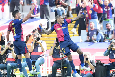 Em clássico eletrizante, Raphinha faz dois e Barcelona bate o Real de virada