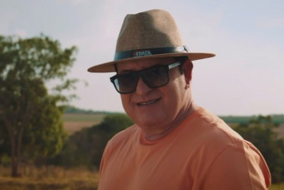 Marrone, da dupla com Bruno, cai do palco durante show e bate a cabeça