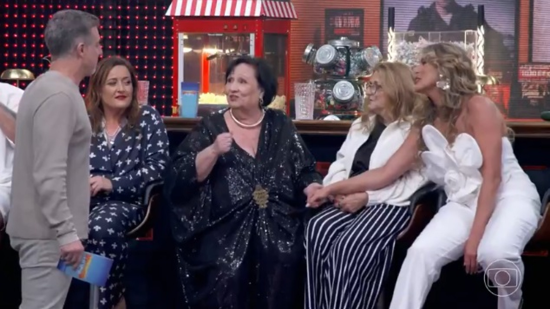 Déa Lúcia e Lívia Andrade selaram a paz no palco do 'Domingão' - Reprodução de Vídeo 