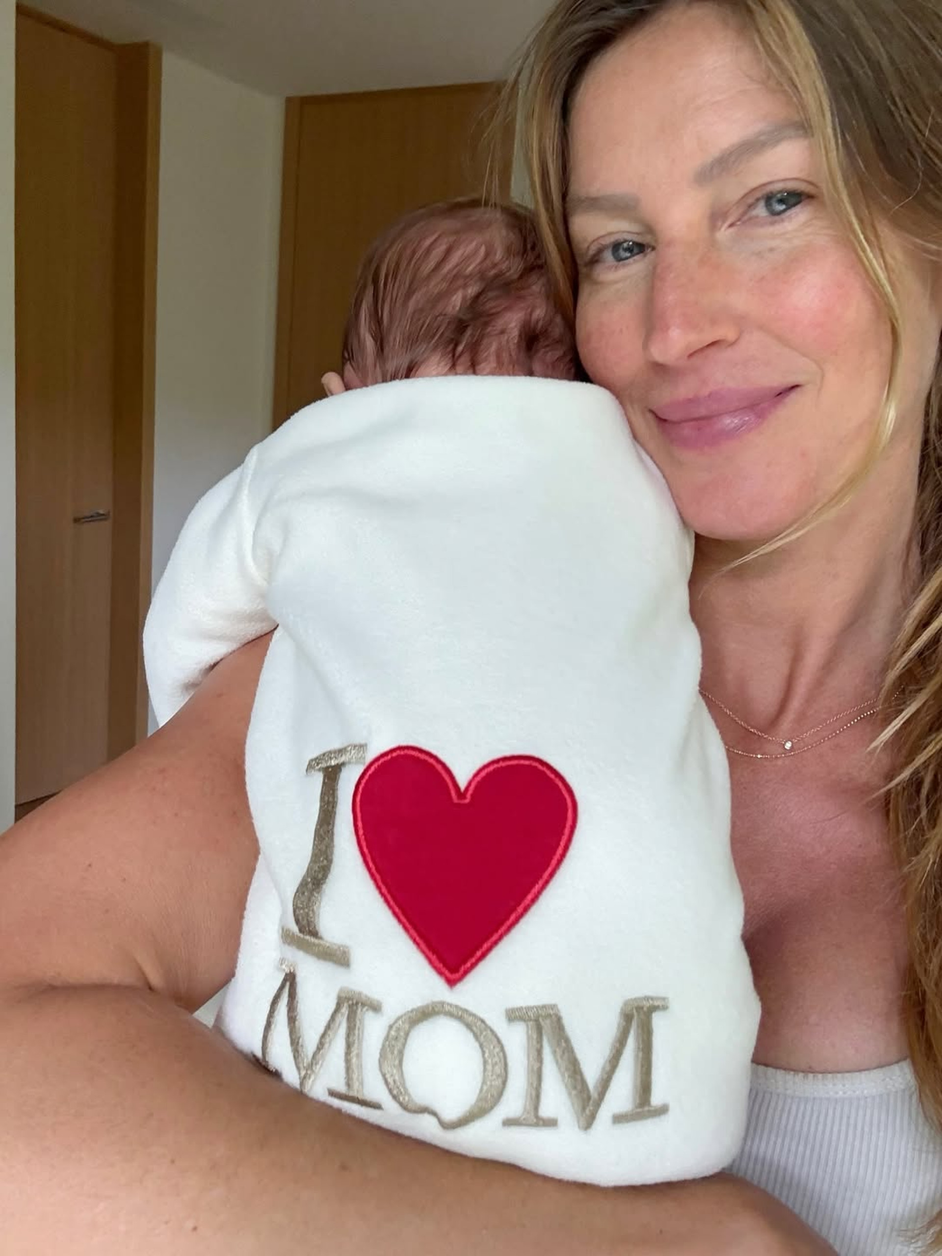 Gisele Bu?ndchen com o filho caçula no colo - Reprodução/Instagram 