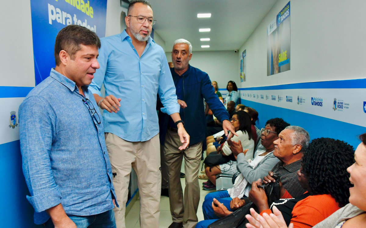 Na Policlínica Tamoios, o prefeito Márcio Canella e o secretário de Saúde, Eduardo Feital, conversaram com quem estava para ser atendido